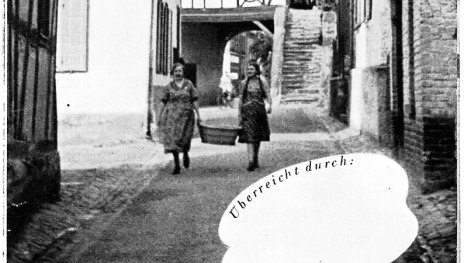 Werbeprospekt Filsen am Rhein 1939. Zwei Frauen mit Korb vor der Wachport | © aus der Sammlung Alfred Neckenich