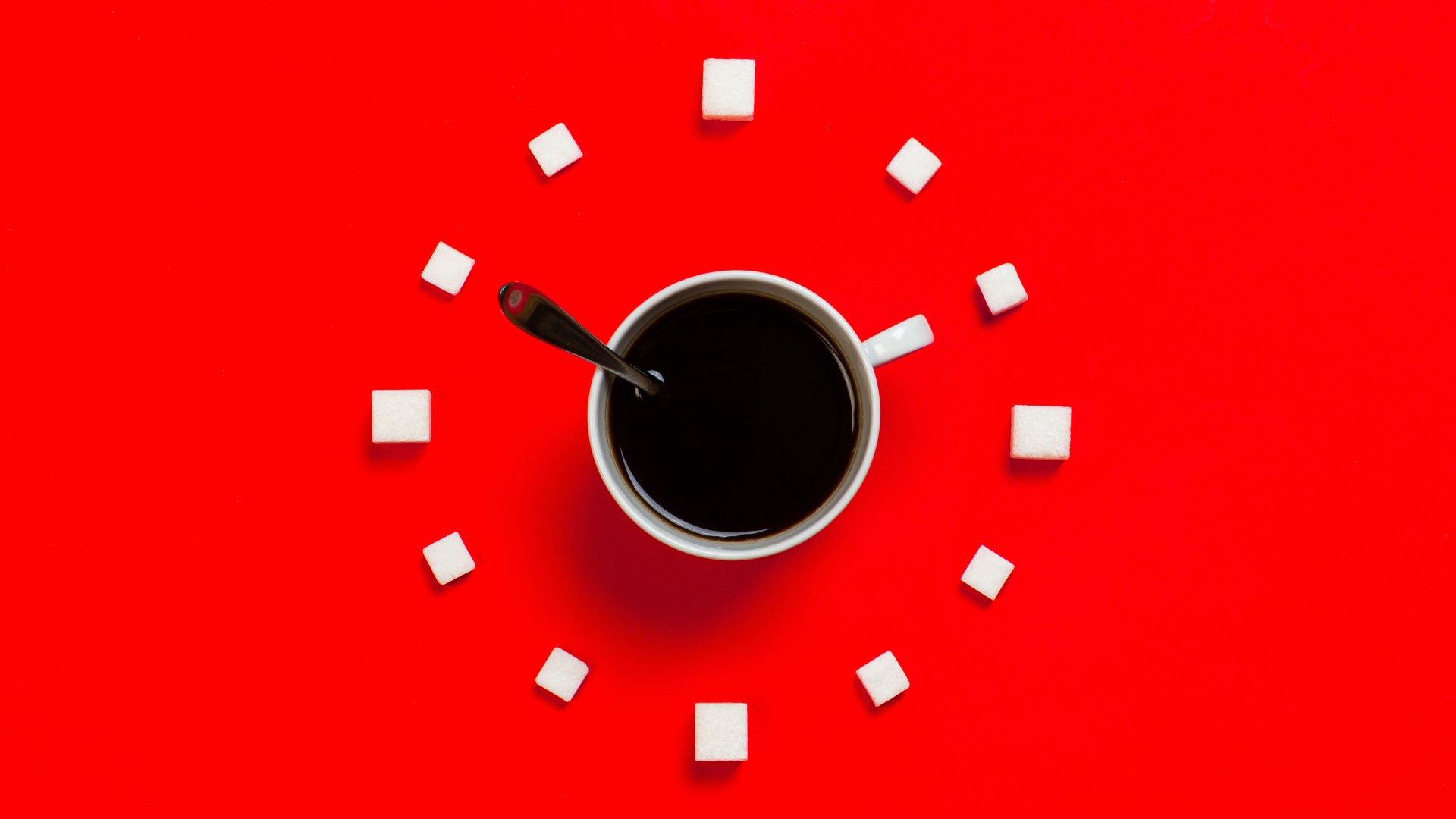 White mug on red background | © Stas Knop von Pexels