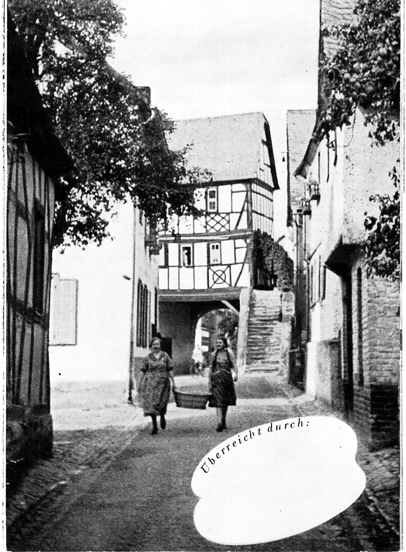 Werbeprospekt Filsen am Rhein 1939. Zwei Frauen mit Korb vor der Wachport | © aus der Sammlung Alfred Neckenich