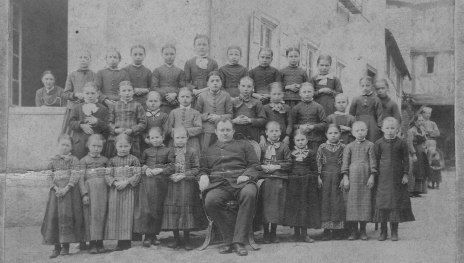 Mädchen der Volksschule Filsen mit Lehrer Labonte im Jahre 1900 | © aus der Sammlung Alfred Neckenich