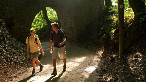 Wanderer auf dem RheinBurgenWeg bei Remagen | © Dominik Ketz / Rheinland-Pfalz Tourismus GmbH