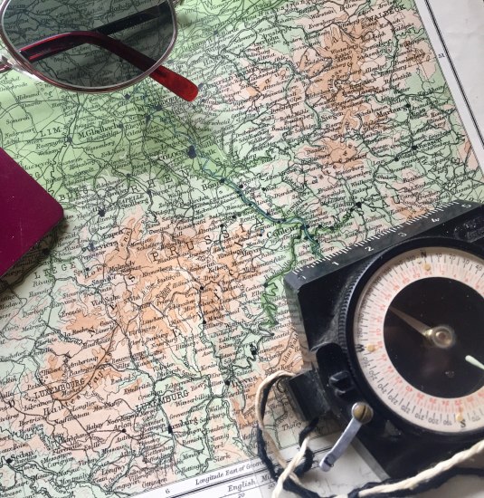Landkarte, Ausweis, Sonnenbrille, Kompass | © Caroline Taunt