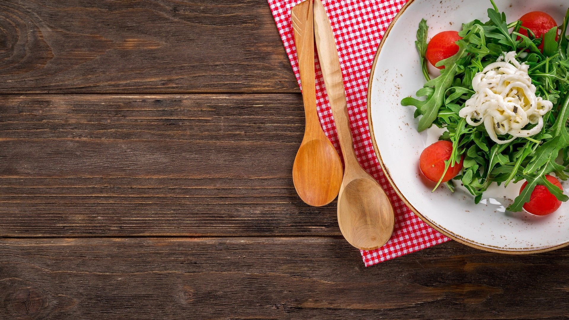 Holztisch mit Salat | © Bild von <a href="https://pixabay.com/photos/?utm_source=link-attribution&utm_medium=referral&utm_campaign=image&utm_content=1031079">Free-Photos</a> auf <a href="https://pixabay.com/de/?utm_source=link-attribution&utm_medium=referral&utm_campaign=image&utm_content=1031079">Pixabay</a>