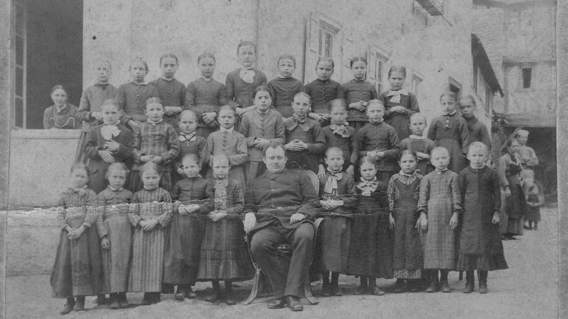 Mädchen der Volksschule Filsen mit Lehrer Labonte im Jahre 1900 | © aus der Sammlung Alfred Neckenich