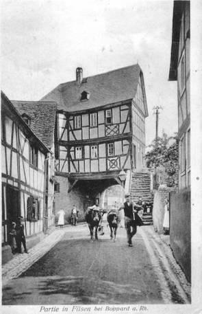 ein Mann mit zwei Kühen vor der Wachport, Filsen | © aus der Sammlung Alfred Neckenich