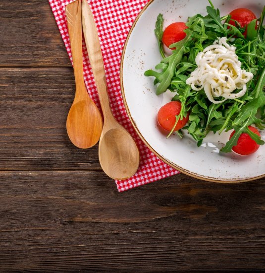 Holztisch mit Salat | © Bild von <a href="https://pixabay.com/photos/?utm_source=link-attribution&utm_medium=referral&utm_campaign=image&utm_content=1031079">Free-Photos</a> auf <a href="https://pixabay.com/de/?utm_source=link-attribution&utm_medium=referral&utm_campaign=image&utm_content=1031079">Pixabay</a>